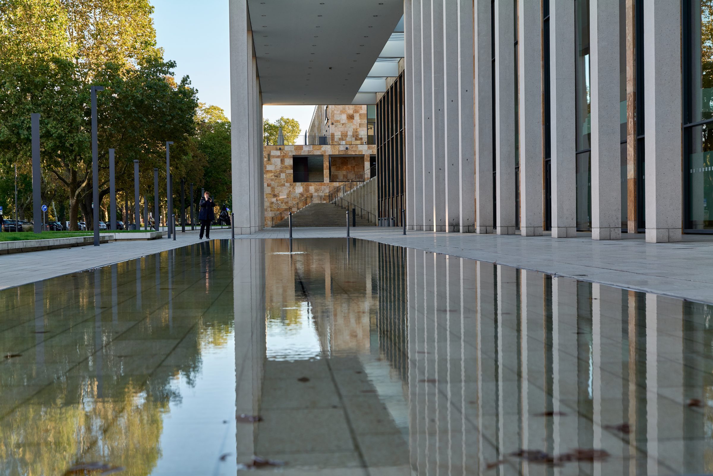 Die Kolonnade des RheinMain CongressCenter in Wiesbaden, gespiegelt im Wasserbecken davor