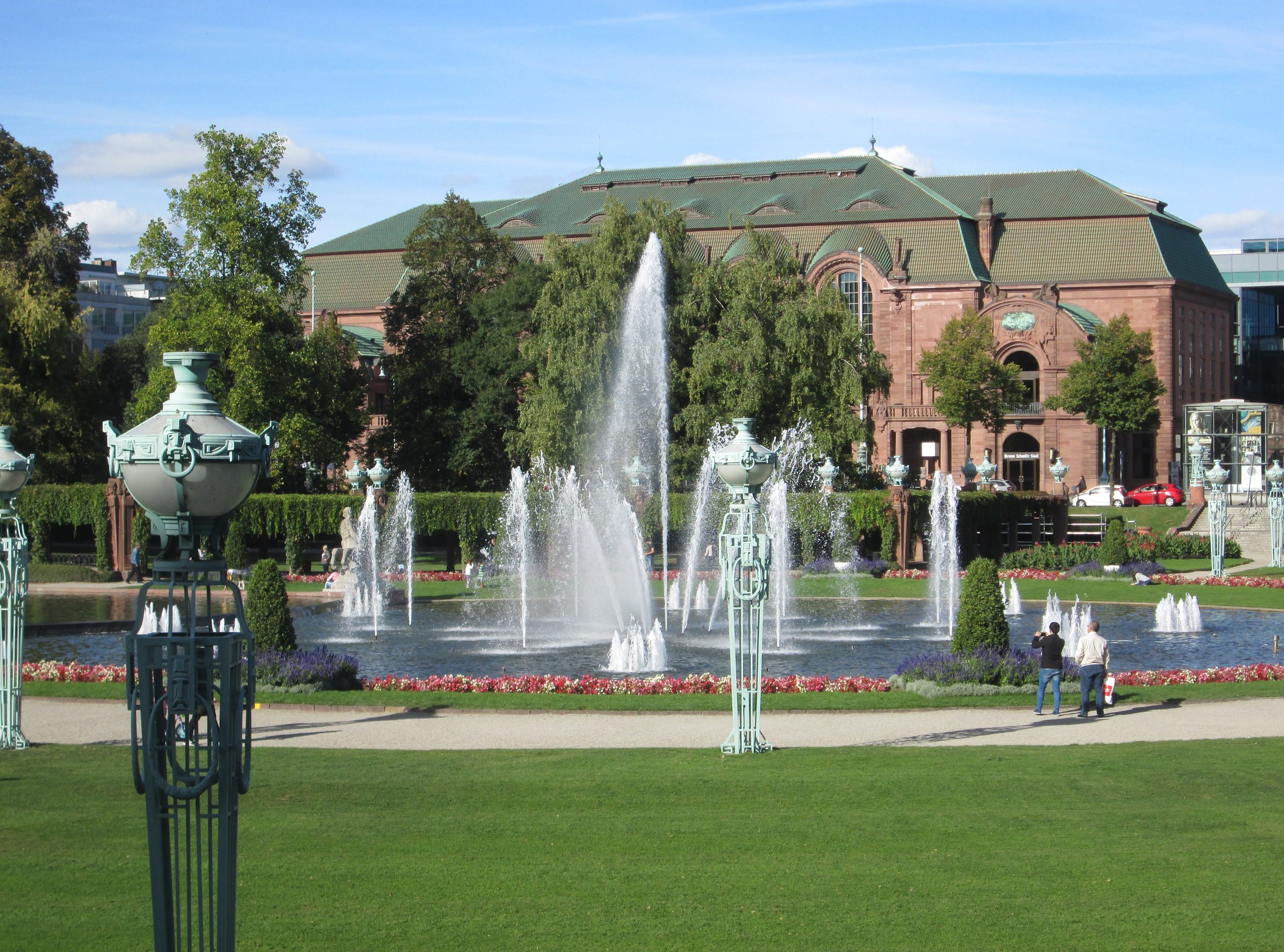 Das Congress Center Rosengarten in Mannheim, gesehen über die Wasserspiele am Friedrichsplatz