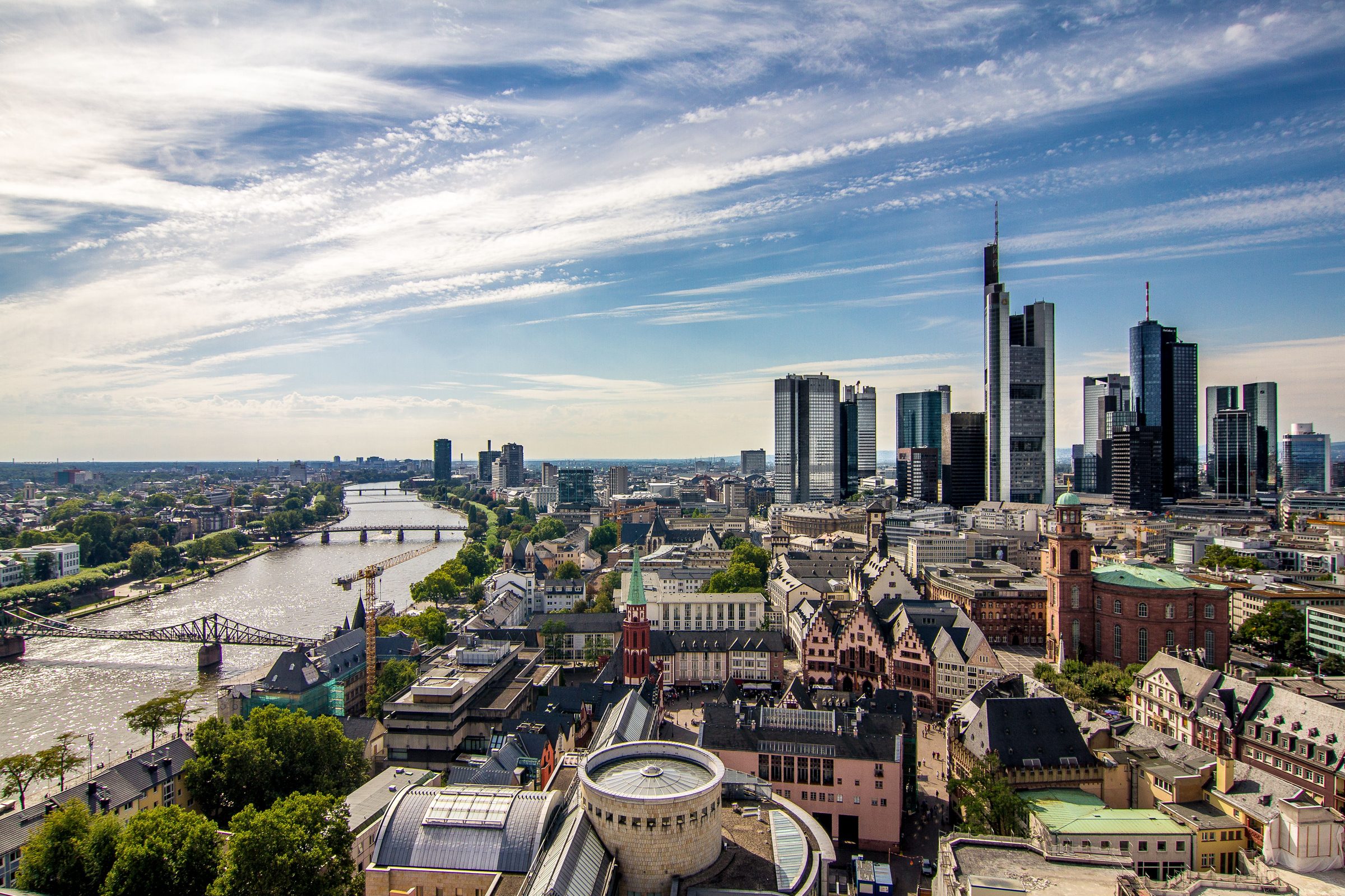 Blick über Frankfurt am Main mit dem Main und der Skyline